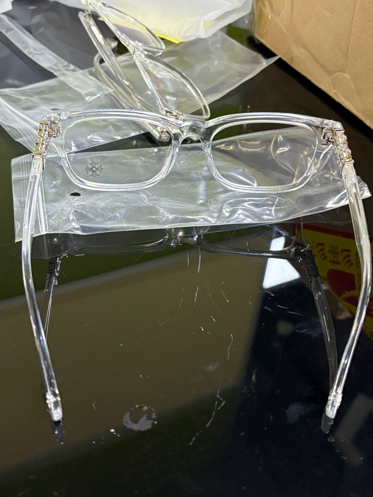 Blaulichtfilterbrille mit Muster