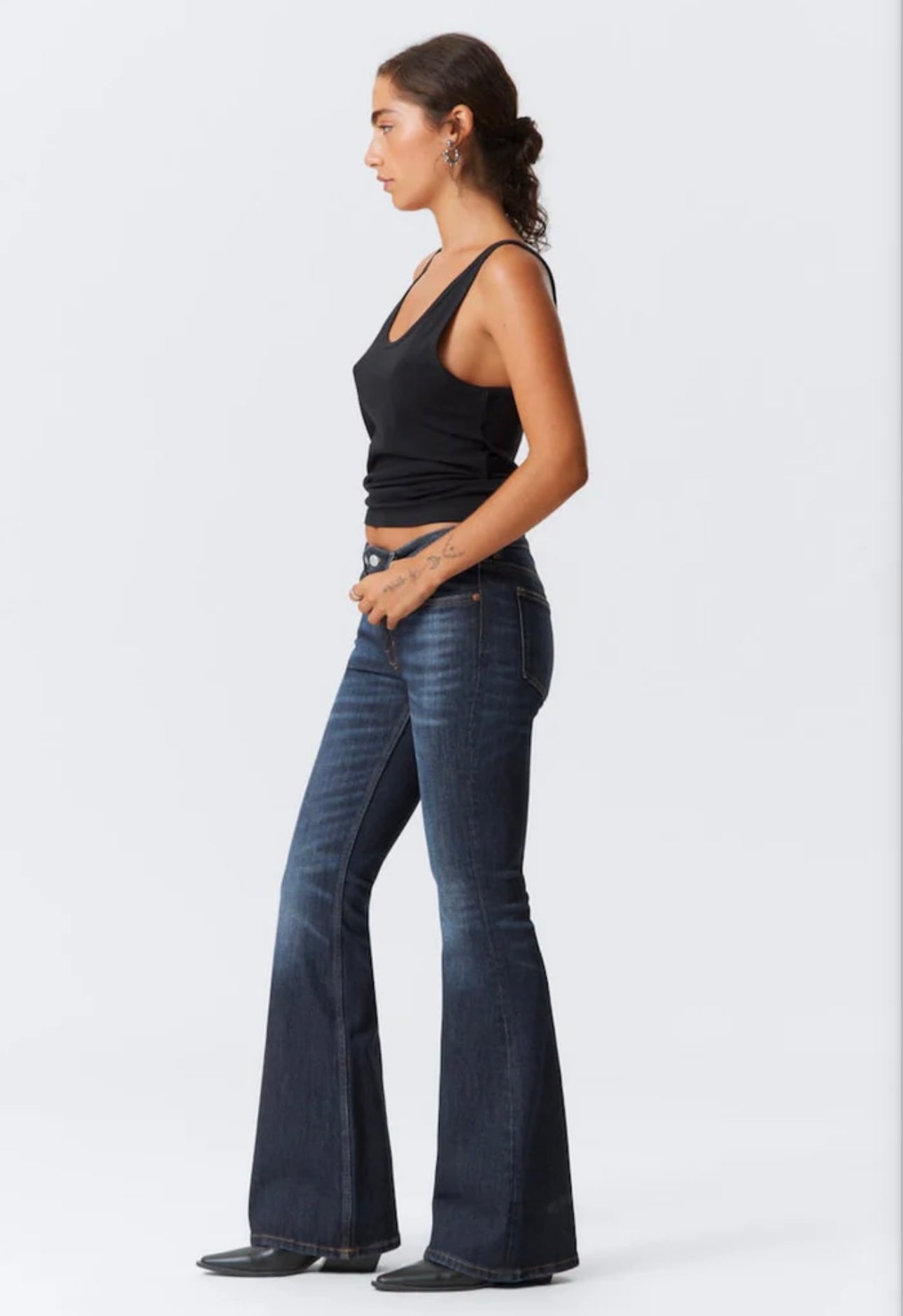 LOW RISE SLIM FLARED JEANS